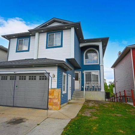 52-3 Bed Suite On Lake Central Ac By Airport YYC Eksteriør billede