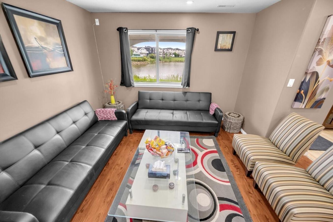 52-3 Bed Suite On Lake Central Ac By Airport YYC Eksteriør billede