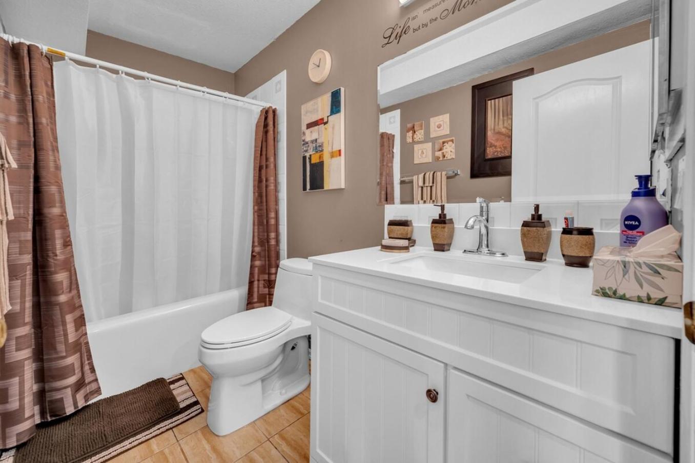 52-3 Bed Suite On Lake Central Ac By Airport YYC Eksteriør billede