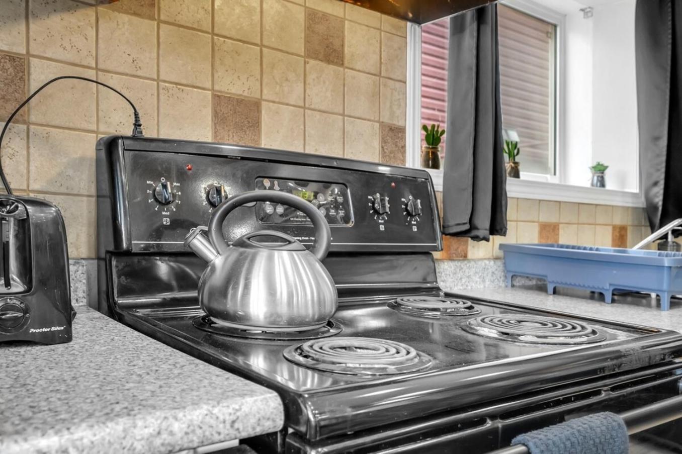 52-3 Bed Suite On Lake Central Ac By Airport YYC Eksteriør billede