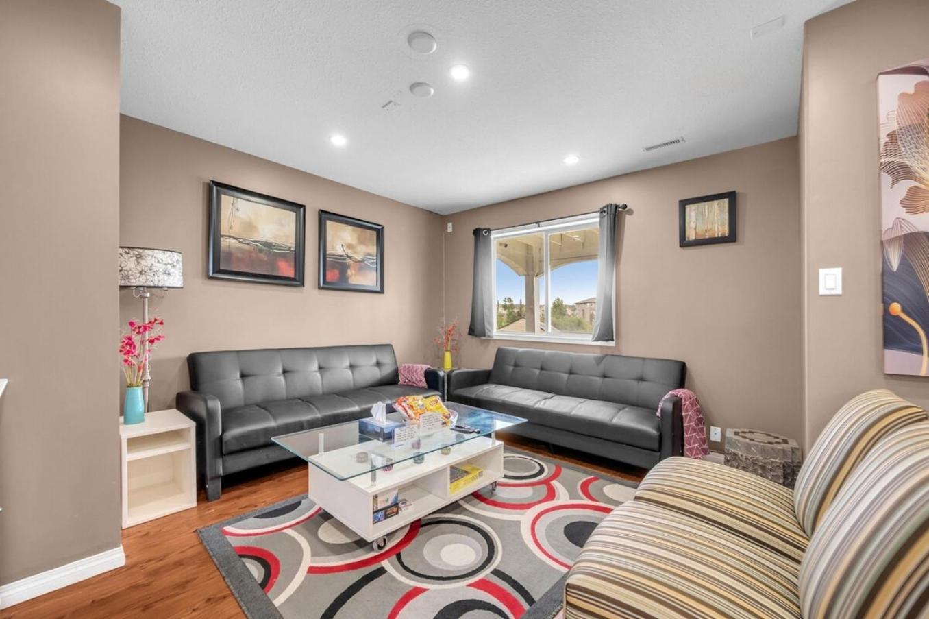 52-3 Bed Suite On Lake Central Ac By Airport YYC Eksteriør billede