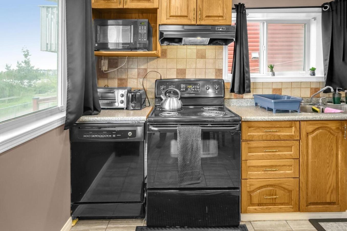 52-3 Bed Suite On Lake Central Ac By Airport YYC Eksteriør billede