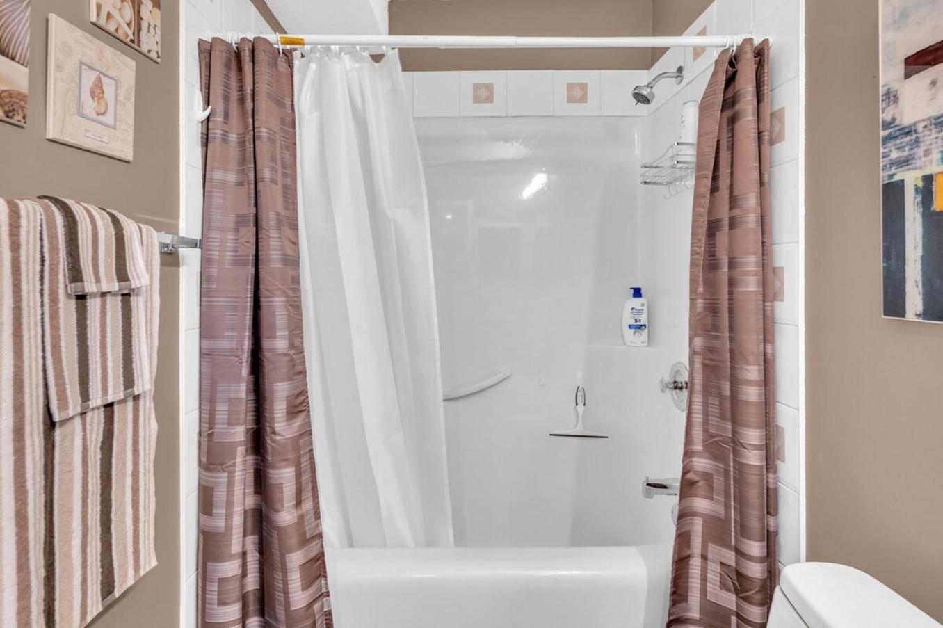 52-3 Bed Suite On Lake Central Ac By Airport YYC Eksteriør billede
