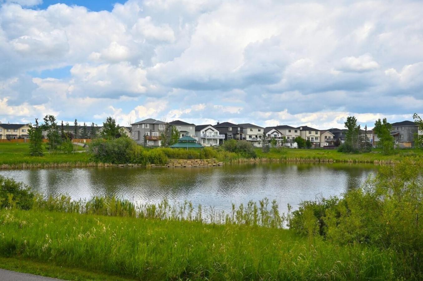 52-3 Bed Suite On Lake Central Ac By Airport YYC Eksteriør billede