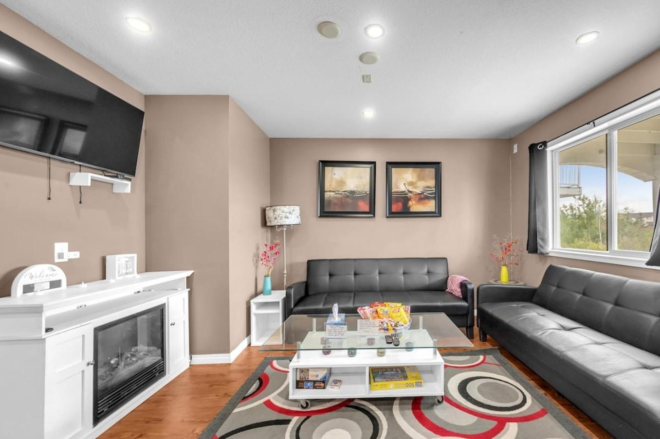 52-3 Bed Suite On Lake Central Ac By Airport YYC Eksteriør billede